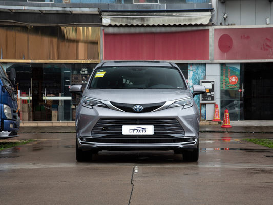 MPV tweedehands Toyota Sienna met natuurlijke aspiratie motor type en LED koplampen