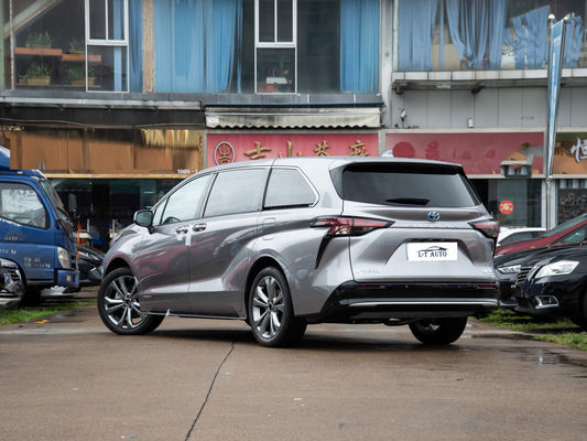 MPV tweedehands Toyota Sienna met natuurlijke aspiratie motor type en LED koplampen