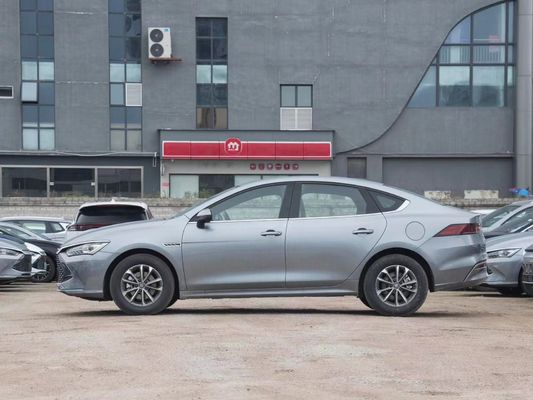 2023 BYD Tang Song Yuan 4-deurs 5-zits hatchback met Lithium Iron Phosphate batterij